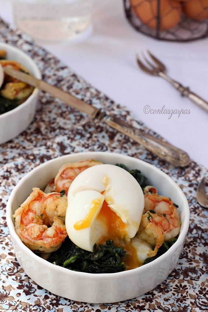 Salteado de espinacas y gambones con huevos Mollet {by Paula, Con las Zarpas en la Masa}