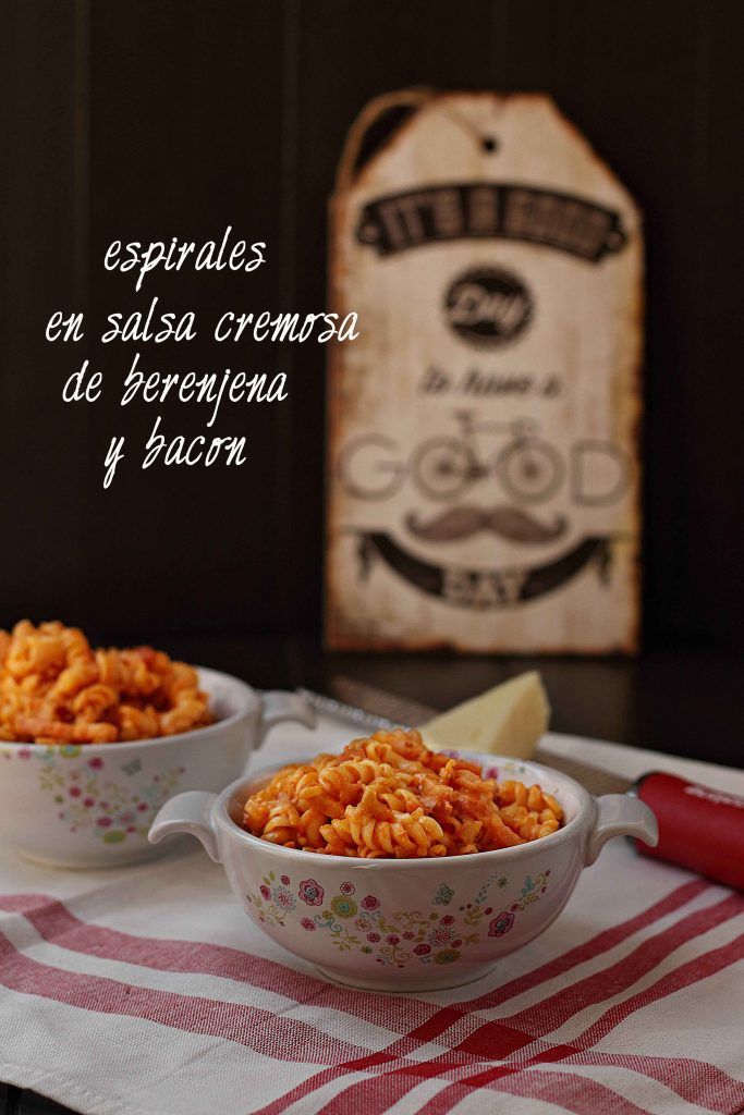 Espirales con crema de tomate, berenjena y bacon {by Paula, Con las Zarpas en la Masa}