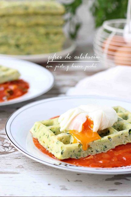 Gofres de calabacín con pisto y hueco poché