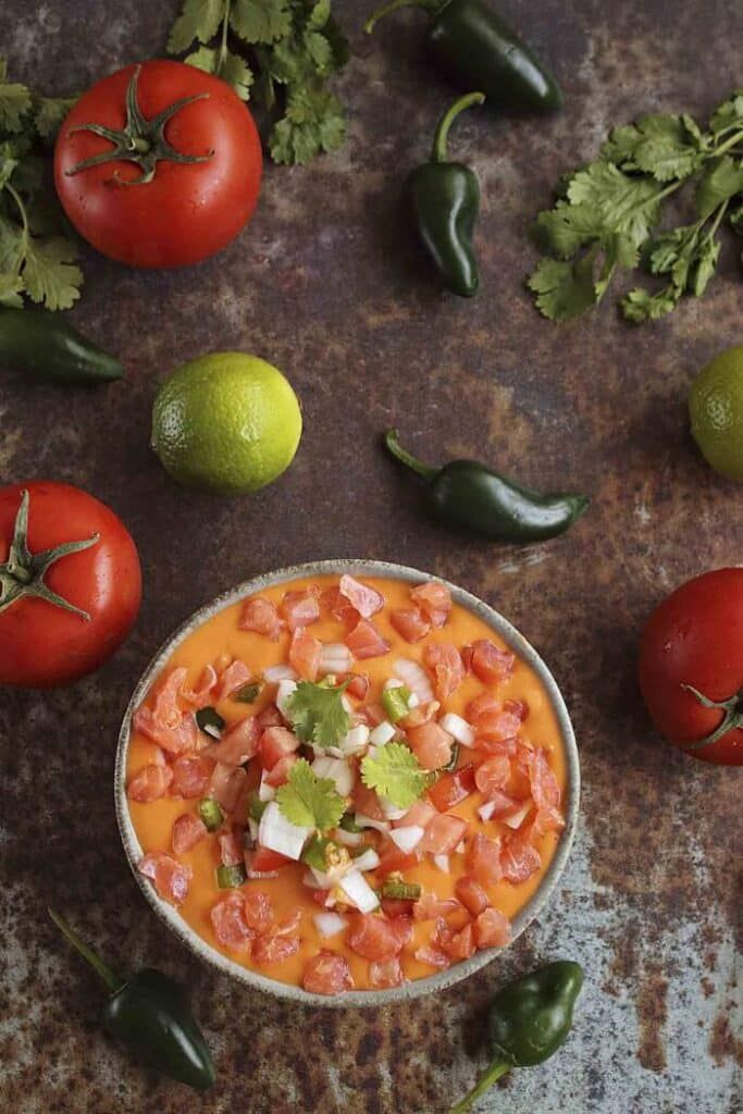 Salmorejo con salmón ahumado y pico de gallo