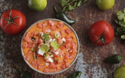 Salmorejo con salmón ahumado y pico de gallo