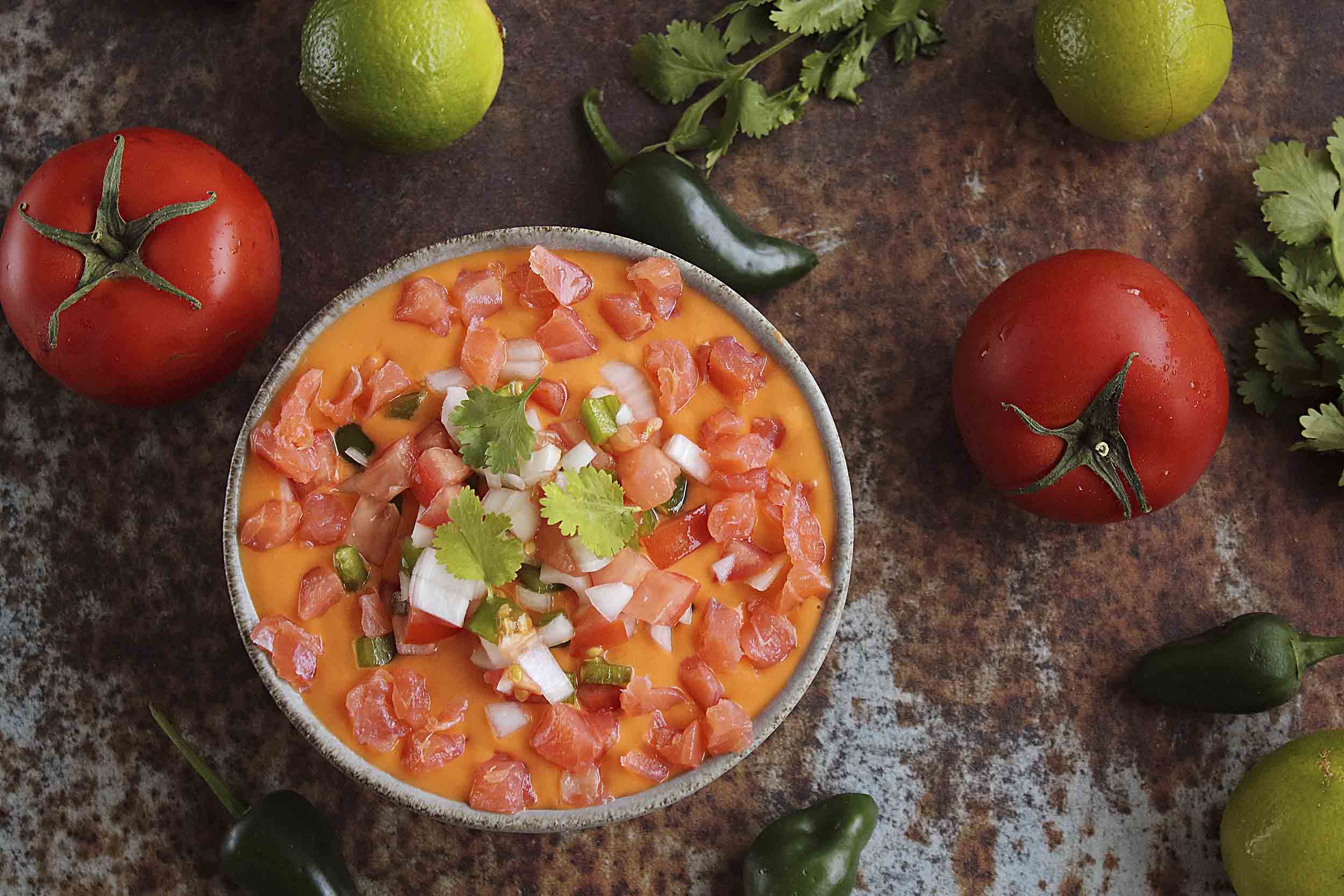 Salmorejo con salmón ahumado y pico de gallo