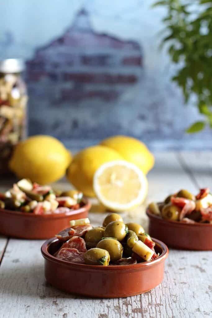 Ensalada de encurtidos, queso y fuet