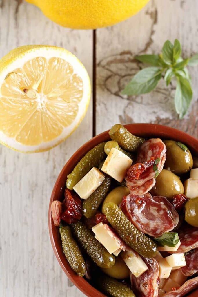 Ensalada de encurtidos, queso y fuet